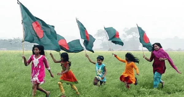 শিশুরা পতাকা হাতে স্বাধীনতা দিবস উদযাপন করছে. Channel i News - চ্যানেল আই নিউজ