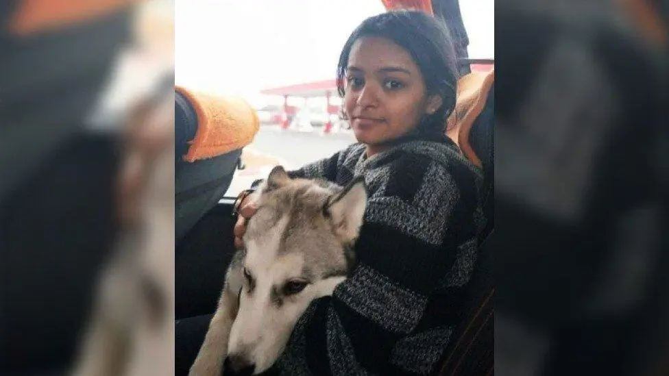 ভারতীয় শিক্ষার্থী পোষা কুকুরের সঙ্গে ছবি তুলেছেন. Channel i News - চ্যানেল আই নিউজ