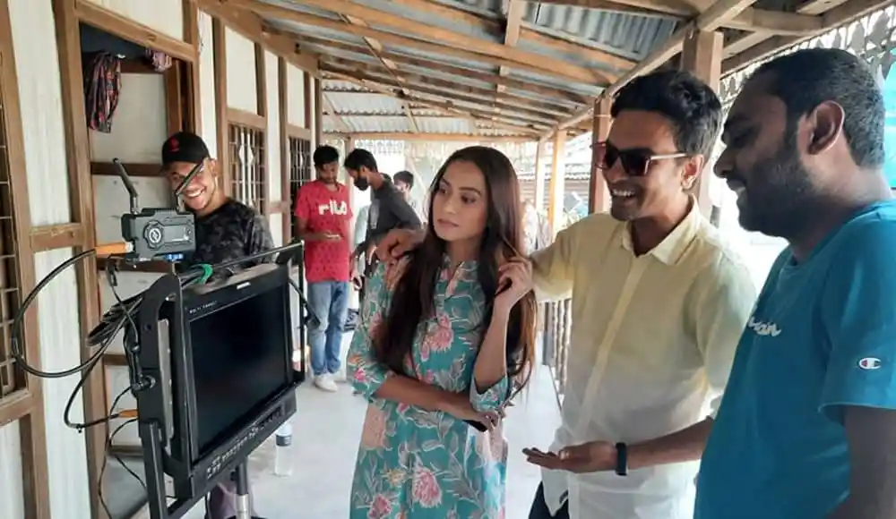 সাংবাদিকরা ভিডিও ক্যামেরার সামনে রিপোর্ট প্রস্তুত করছে. Channel i News - চ্যানেল আই নিউজ