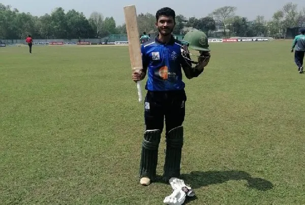 অমিত হাসান ক্রিকেট খেলোয়াড় সেঞ্চুরি উদযাপন করছে. Channel i News - চ্যানেল আই নিউজ