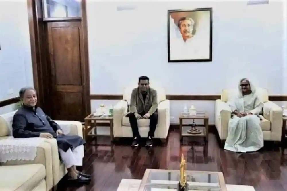 প্রধানমন্ত্রী শেখ হাসিনার সঙ্গে সাক্ষাতের ছবি, তিনজন ব্যক্তি বসে আলোচনা করছেন।. Channel i News - চ্যানেল আই নিউজ