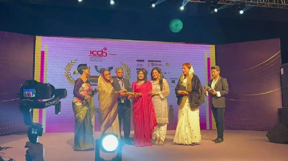 রোবাইয়াত ফাতিমা উইমেন ওয়ারিয়র্স পুরস্কার গ্রহণ করছেন. Channel i News - চ্যানেল আই নিউজ