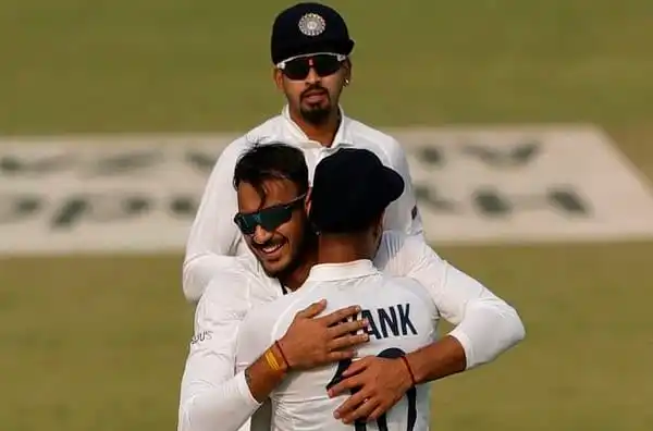বাংলাদেশ ক্রিকেটাররা মাঠে একে অপরকে আলিঙ্গন করছে. Channel i News - চ্যানেল আই নিউজ