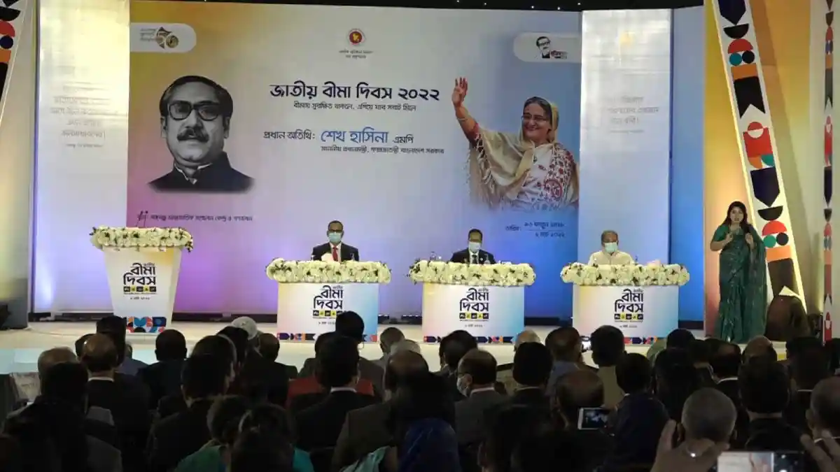 জাতীয় বীর দিবস ২০২২ উপলক্ষে অনুষ্ঠানে বক্তারা ও দর্শক. Channel i News - চ্যানেল আই নিউজ