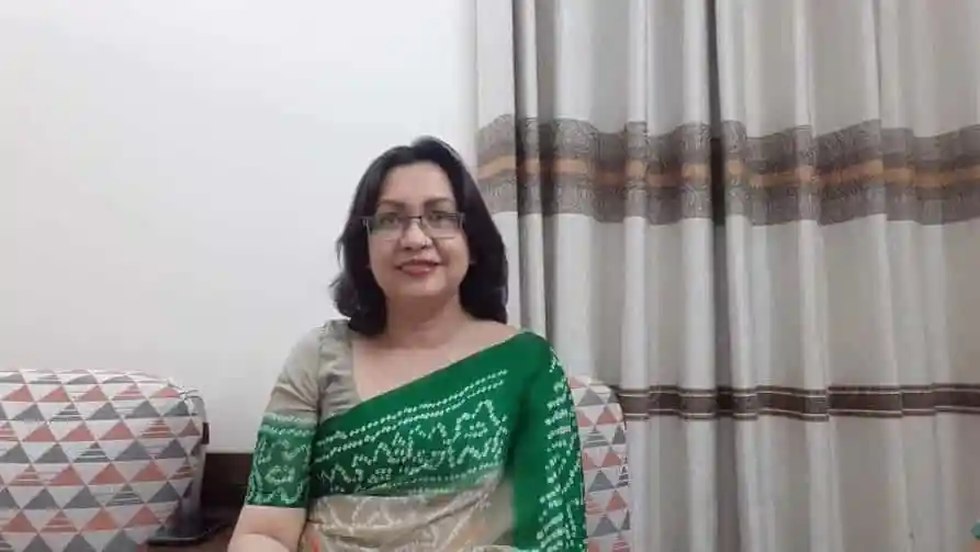 বাংলাদেশের একজন নারী সংবাদ প্রতিবেদক ক্যামেরার সামনে দাঁড়িয়ে. Channel i News - চ্যানেল আই নিউজ