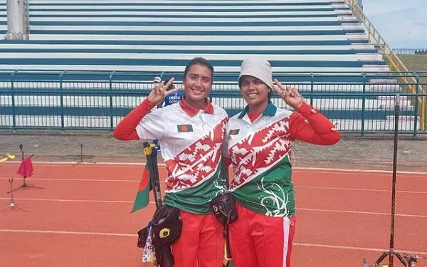 নাসরিন ও তার সহকর্মী স্বর্ণ জয়ী হিসেবে উল্লাস করছে. Channel i News - চ্যানেল আই নিউজ