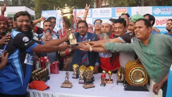 ব্লুজ দলের খেলোয়াড়রা ট্রফি হাতে নিয়ে উল্লাস করছে. Channel i News - চ্যানেল আই নিউজ