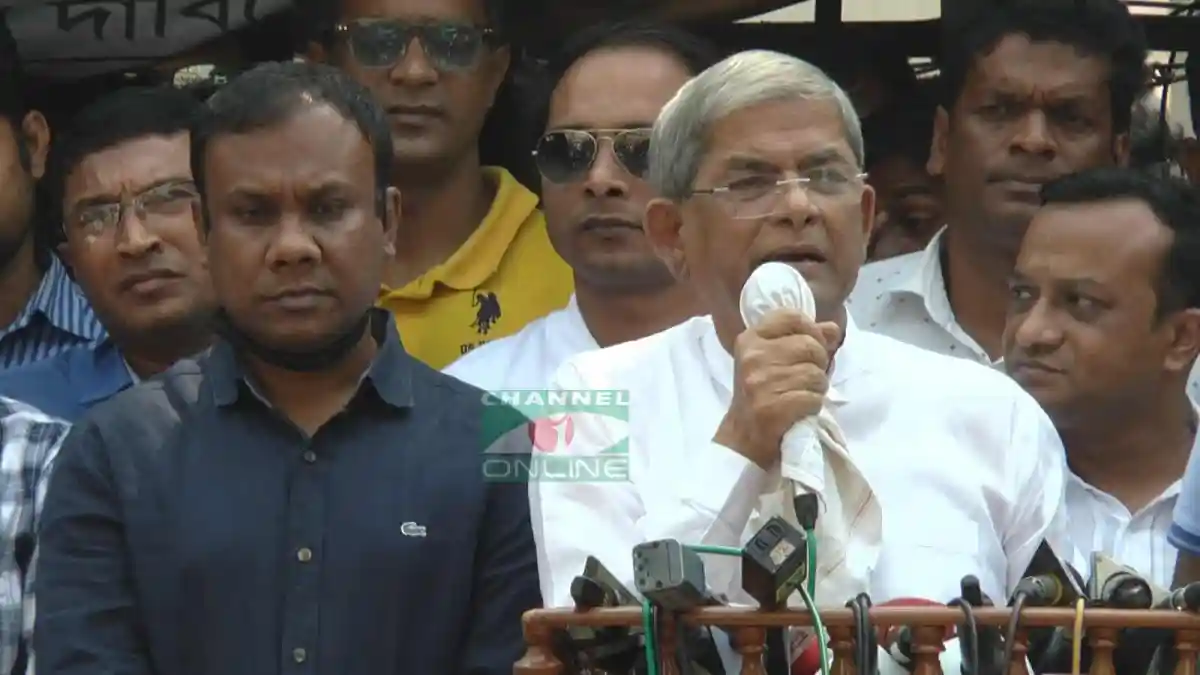 প্রধান অতিথি ভাষণ দিচ্ছেন, চারজন উপস্থিত আছেন. Channel i News - চ্যানেল আই নিউজ