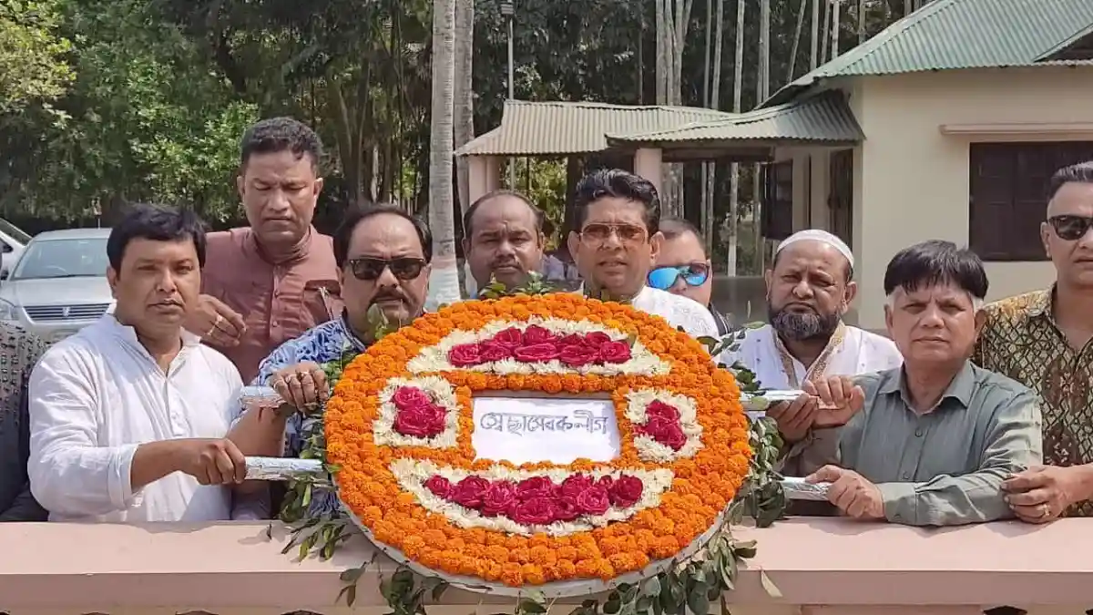শ্রদ্ধা জানাতে স্বেচ্ছাসেবক লীগ নেতারা ইলিয়াস আহমেদ চৌধুরীর কবরে. Channel i News - চ্যানেল আই নিউজ