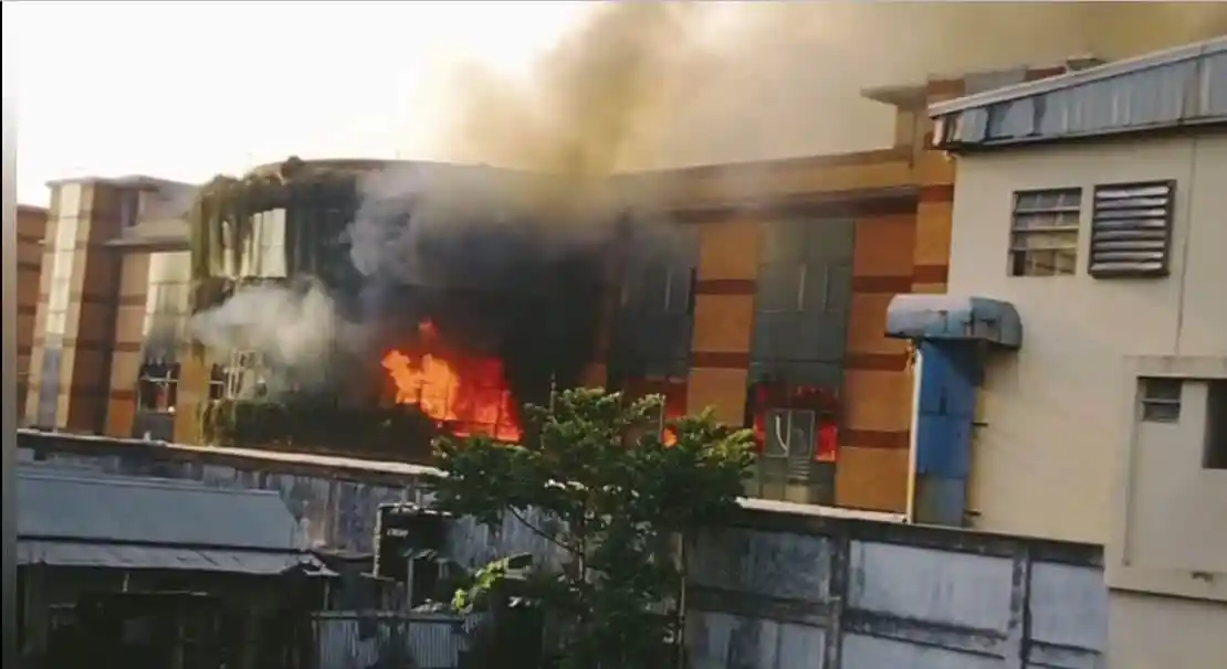 গাজীপুরে পোশাক কারখানায় ভয়াবহ আগুন, ধোঁয়া ও Flames দেখা যাচ্ছে. Channel i News - চ্যানেল আই নিউজ