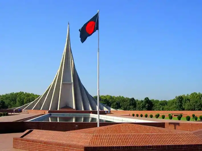 বাংলাদেশের জাতীয় স্মৃতিস্তম্ভের সামনে বাংলাদেশের পতাকা উড়ছে. Channel i News - চ্যানেল আই নিউজ