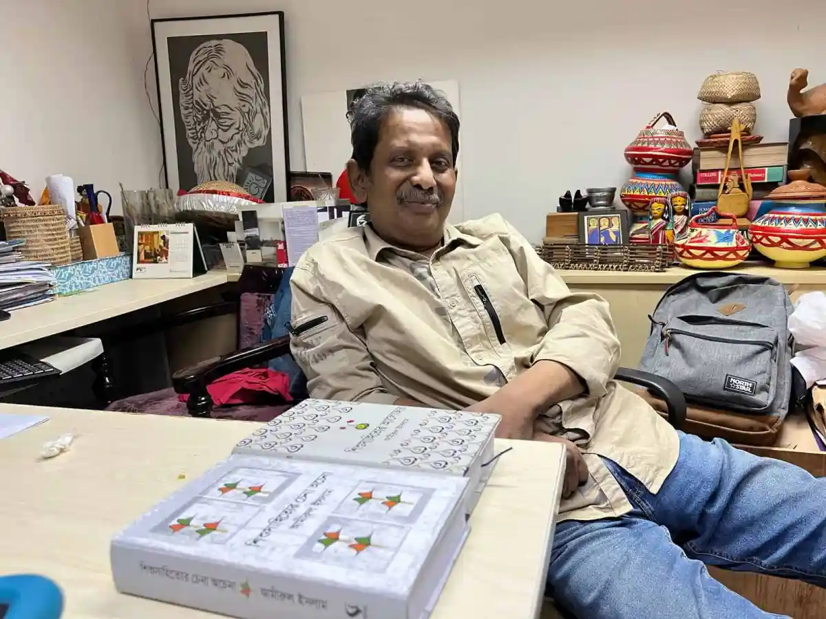 অফিসে বসে হাস্যোজ্জ্বল ব্যক্তি, চ্যানেল আই অনলাইন সংবাদ পোর্টালের ছবি. Channel i News - চ্যানেল আই নিউজ