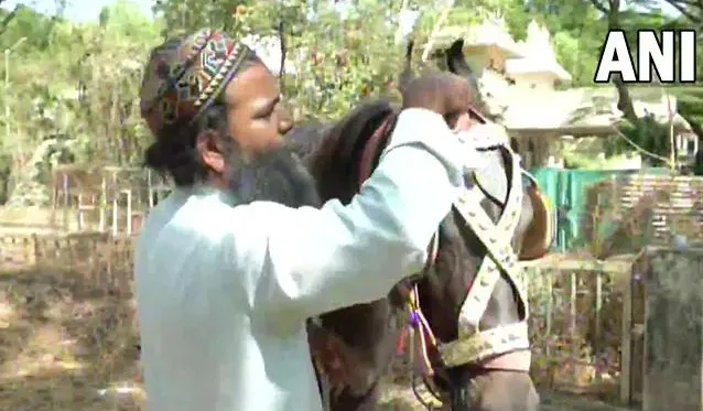 মানুষের দ্বারা ঘোড়ায় চড়ে অফিসে যাওয়ার দৃশ্য. Channel i News - চ্যানেল আই নিউজ