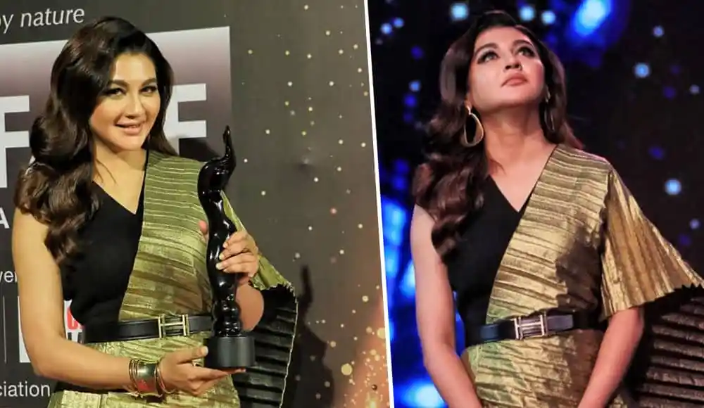 জয়া কৃষ্ণ সুন্দরী প্রতিযোগিতায় পুরস্কার গ্রহণ করছেন. Channel i News - চ্যানেল আই নিউজ