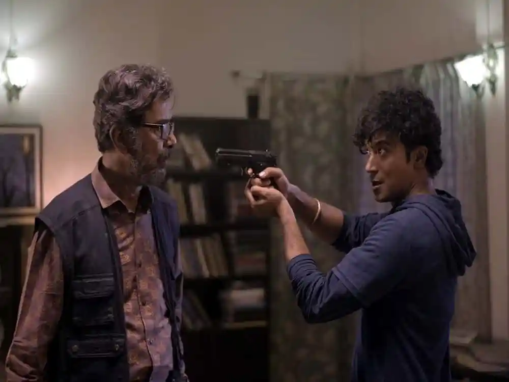 দোস্তের হাতে বন্দুক, দুইজনের মধ্যে উত্তেজনাপূর্ণ পরিস্থিতি. Channel i News - চ্যানেল আই নিউজ