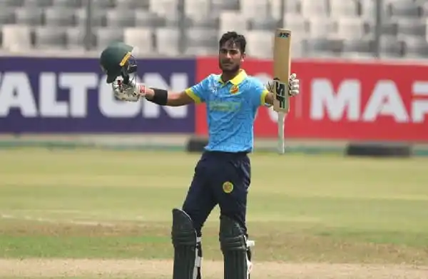 নাঈম ক্রিকেট মাঠে ব্যাট হাতে উল্লাস প্রকাশ করছেন. Channel i News - চ্যানেল আই নিউজ