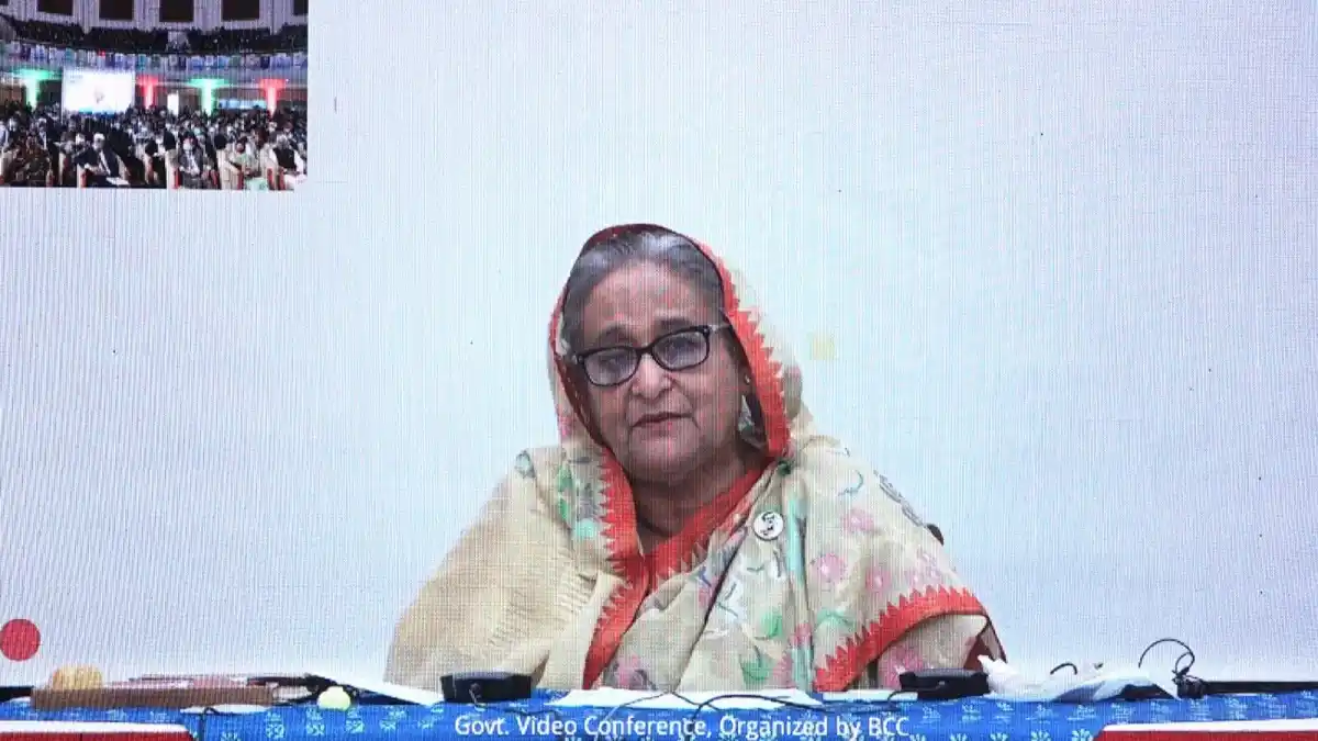 সরকারি ভিডিও কনফারেন্সে অংশগ্রহণকারী মহিলা. Channel i News - চ্যানেল আই নিউজ