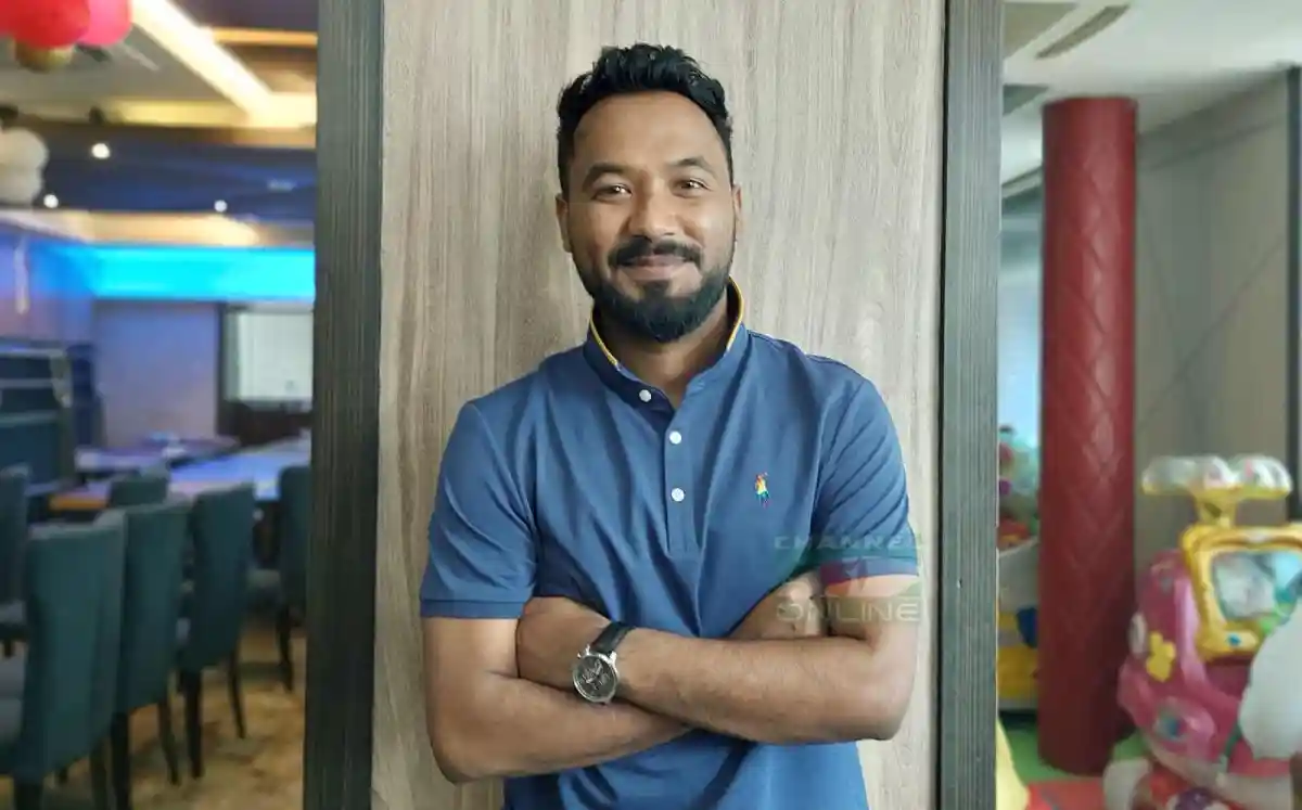প্রতিবেশী যুবক হাসিমুখে দাঁড়িয়ে ছবি তুলেছেন. Channel i News - চ্যানেল আই নিউজ
