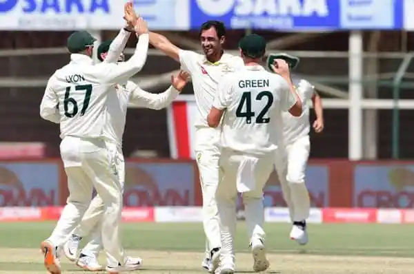 অস্ট্রেলিয়ার ক্রিকেটাররা মাঠে জয় উদযাপন করছে. Channel i News - চ্যানেল আই নিউজ
