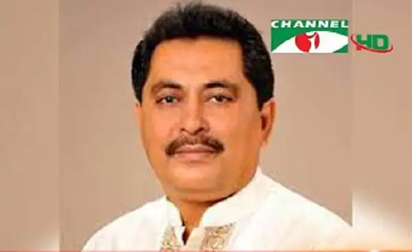 চ্যানেল আই অনলাইন এর লোগো সহ একজন পুরুষের ছবি. Channel i News - চ্যানেল আই নিউজ