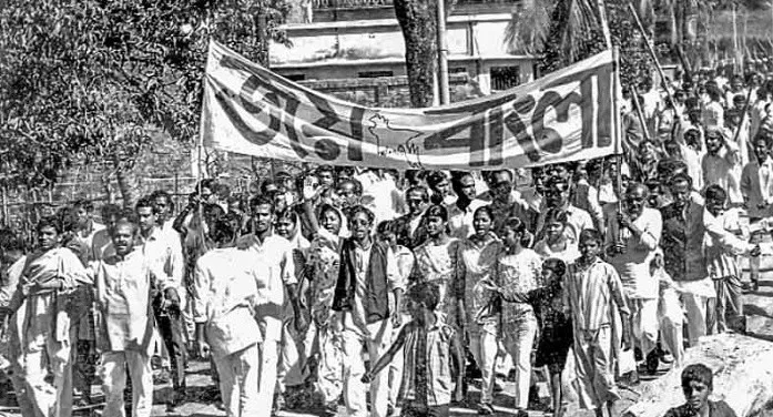 জনতা রাস্তায় দাঁড়িয়ে 'জয় বাংলা' স্লোগান দিচ্ছে।. Channel i News - চ্যানেল আই নিউজ