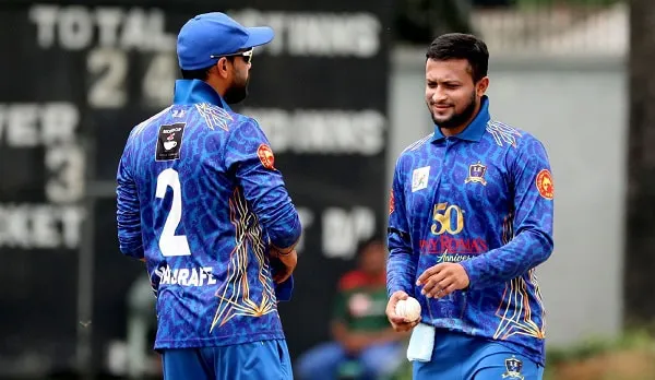 বাংলাদেশ ক্রিকেট দলের দুই খেলোয়াড় মাঠে আলোচনা করছে. Channel i News - চ্যানেল আই নিউজ