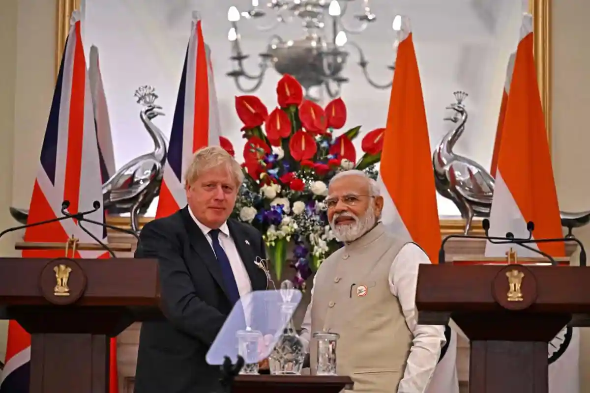ভারতীয় প্রধানমন্ত্রী ও ব্রিটিশ প্রধানমন্ত্রী সাক্ষাৎকালে হাসিমুখে দাঁড়িয়ে. Channel i News - চ্যানেল আই নিউজ