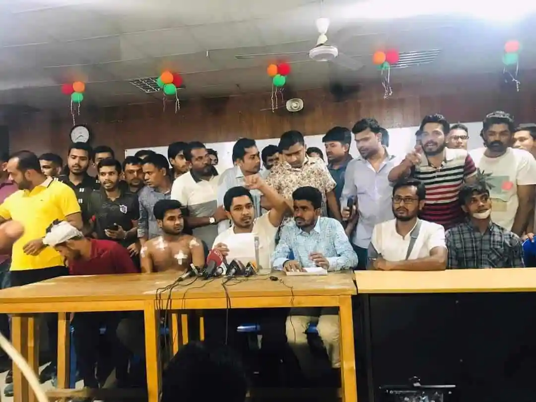 ঢাকা কলেজ ছাত্রদের ১০ দফা দাবির সমর্থনে ছাত্র আন্দোলন. Channel i News - চ্যানেল আই নিউজ