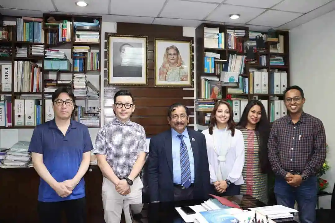 চ্যানেল আই অনলাইন এর সাংবাদিকরা অফিসে একসাথে ছবি তুলেছেন. Channel i News - চ্যানেল আই নিউজ