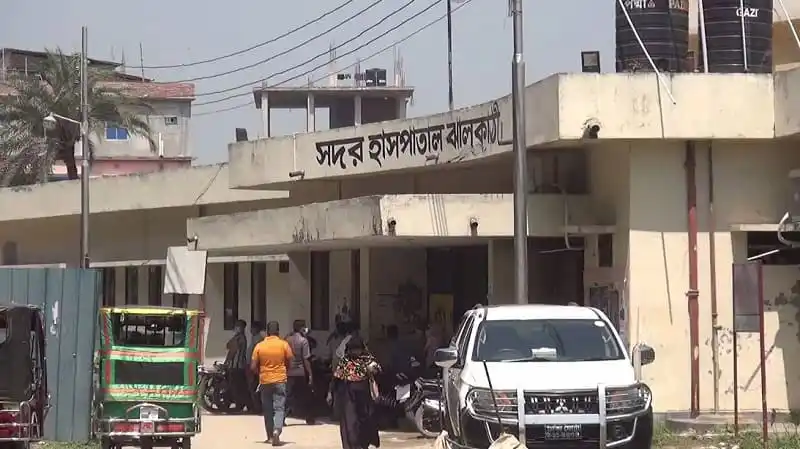 সাধারণ মানুষ ও যানবাহন শহরের হাসপাতালে প্রবেশ করছে।. Channel i News - চ্যানেল আই নিউজ