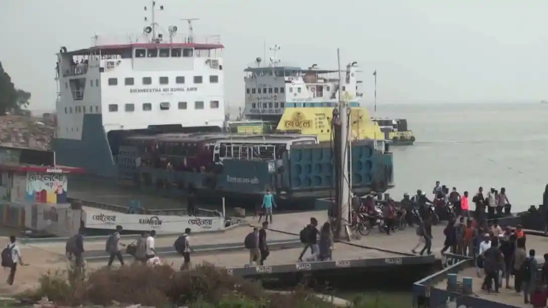 পাটুরিয়া ফেরিঘাটে যানবাহন ও যাত্রীরা, যানজট নেই. Channel i News - চ্যানেল আই নিউজ