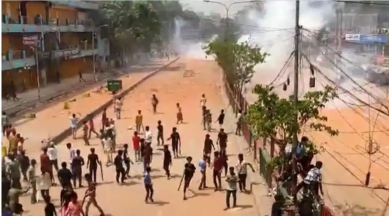 জনসমাগমের মধ্যে ধুলাবালি ও ধোঁয়া ছড়িয়ে পড়ছে, পরিস্থিতি উদ্বেগজনক।. Channel i News - চ্যানেল আই নিউজ