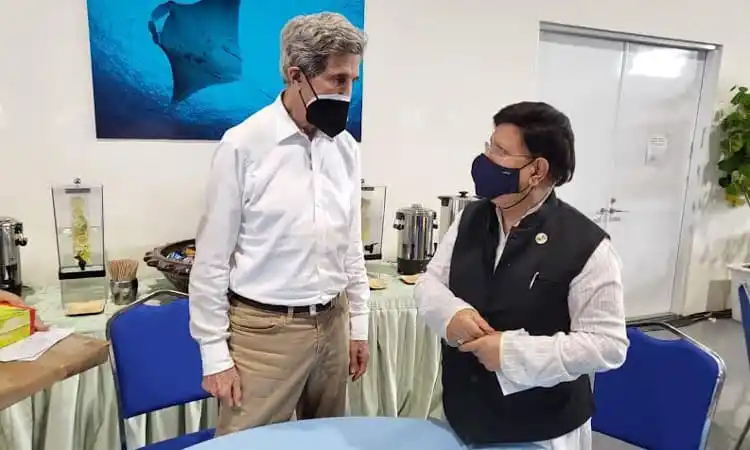 জন কেরি ও পররাষ্ট্রমন্ত্রী বৈঠকরত, দুজনেই মাস্ক পরেছেন. Channel i News - চ্যানেল আই নিউজ