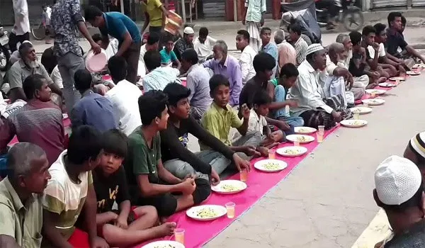 বাংলাদেশের বিভিন্ন এলাকা থেকে আসা মানুষজন সাহরি ও ইফতারি খাচ্ছেন. Channel i News - চ্যানেল আই নিউজ