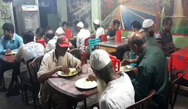 বিনামূল্যে সাহরি ও ইফতারি বিতরণ করছে হোটেল ব্যবসায়ী. Channel i News - চ্যানেল আই নিউজ
