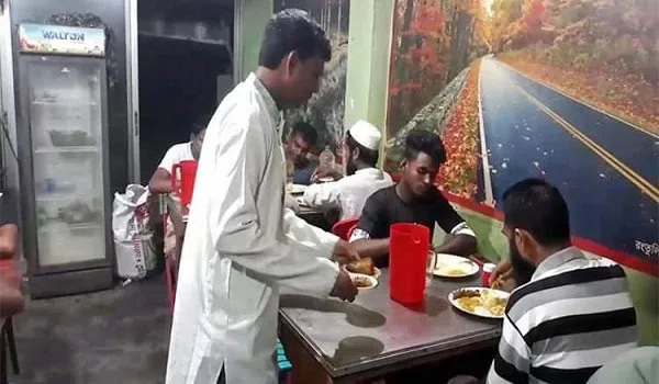 হোটেল ব্যবসায়ী রেস্টুরেন্টে সাহরি ও ইফতারি পরিবেশন করছেন. Channel i News - চ্যানেল আই নিউজ
