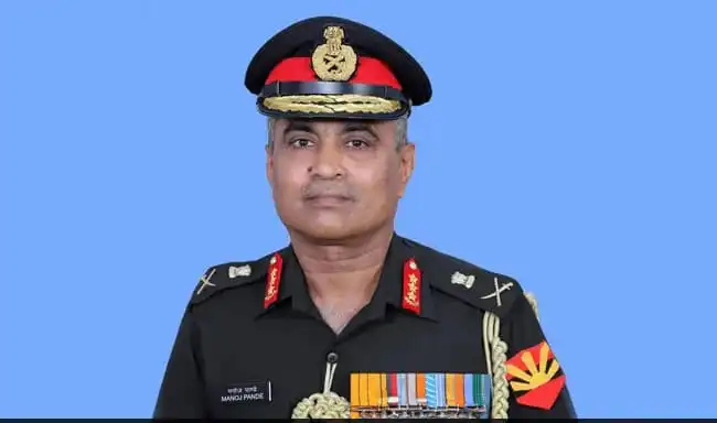 ভারতীয় সেনাপ্রধান মনোজ পান্ডে, সেনাবাহিনীর কর্মকর্তা, সামরিক পোশাক পরা. Channel i News - চ্যানেল আই নিউজ