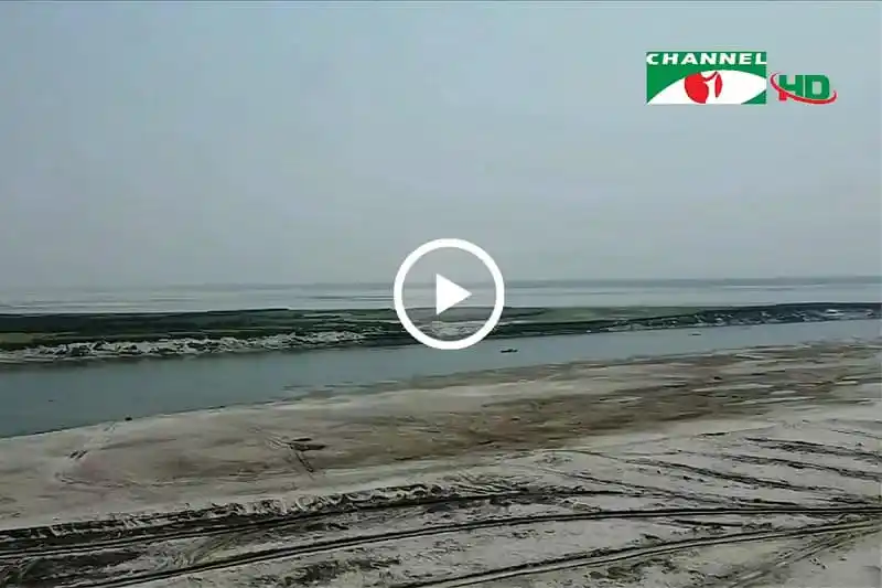 নাটোরের লালপুরে পদ্মাচরে অবৈধ বালু উত্তোলনের দৃশ্য।. Channel i News - চ্যানেল আই নিউজ