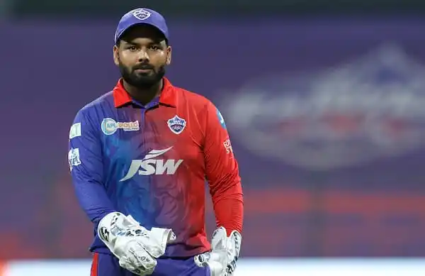 ভারতীয় ক্রিকেটার রিশভ পান্টের ছবি, পজিশনে দাঁড়িয়ে. Channel i News - চ্যানেল আই নিউজ