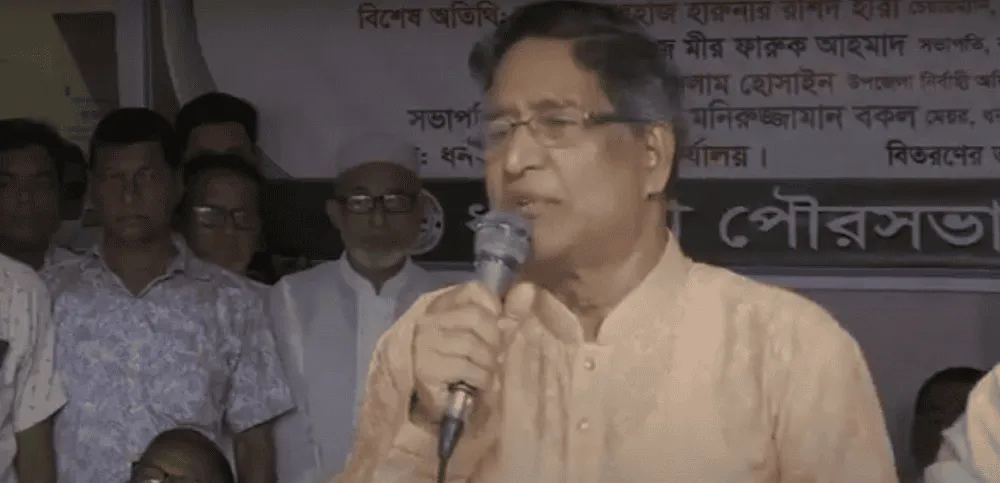 কৃষিমন্ত্রী জনতার পাশে দাঁড়িয়ে বক্তব্য দিচ্ছেন।. Channel i News - চ্যানেল আই নিউজ