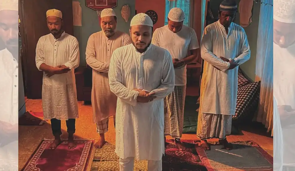 মুসল্লিরা নামাজের জন্য প্রস্তুত, প্রার্থনা করছেন. Channel i News - চ্যানেল আই নিউজ