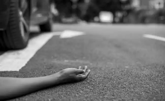 রাস্তার উপর পড়ে থাকা মৃতদেহের হাত, দুর্ঘটনা চিহ্নিত. Channel i News - চ্যানেল আই নিউজ