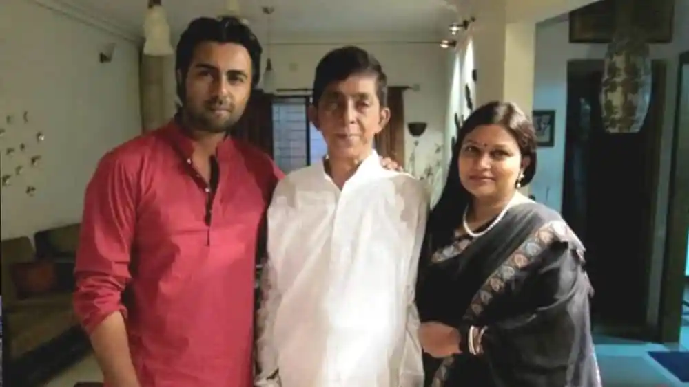 পরিবারের তিনজন সদস্যের হাসিমুখের ছবি, বাড়ির অভ্যন্তরে. Channel i News - চ্যানেল আই নিউজ
