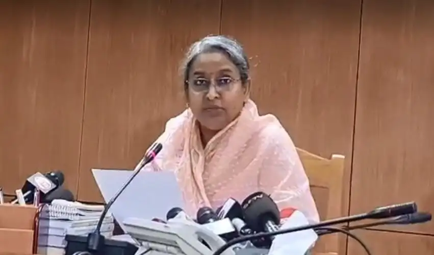 বাংলাদেশের একজন নারী কর্মকর্তা সংবাদ সম্মেলনে বক্তব্য দিচ্ছেন. Channel i News - চ্যানেল আই নিউজ