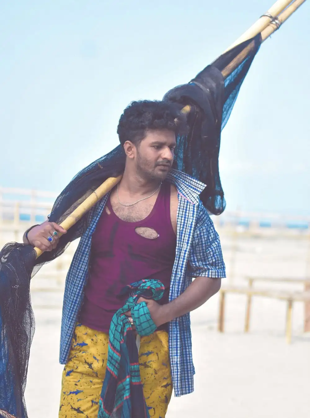 নৌকা চালক সমুদ্রের পাশে নৌকা নিয়ে দাঁড়িয়ে আছেন. Channel i News - চ্যানেল আই নিউজ