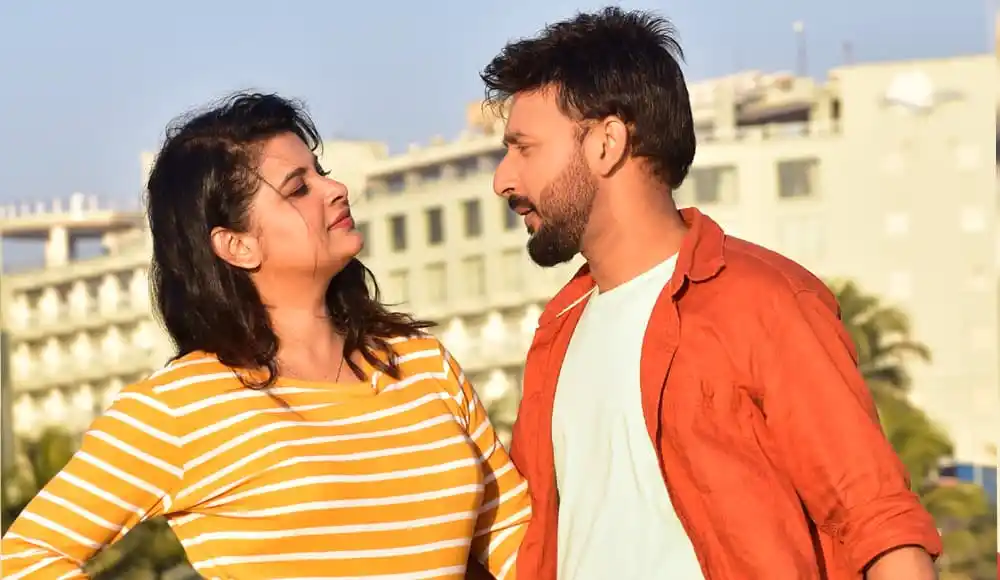 দুইজন প্রেমিক-প্রেমিকা একে অপরের দিকে তাকাচ্ছেন. Channel i News - চ্যানেল আই নিউজ