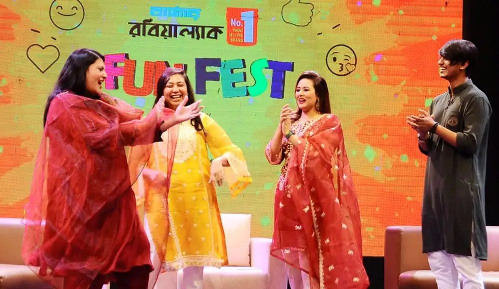 চ্যানেল আই অনলাইন গেম শোতে অংশগ্রহণকারীরা হাসিমুখে আলোচনা করছে. Channel i News - চ্যানেল আই নিউজ