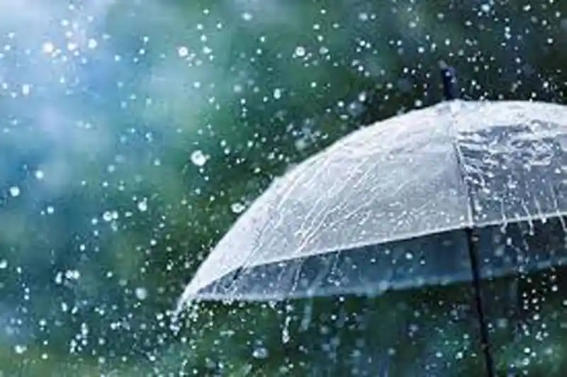 বৃষ্টির জন্য ছাতা ব্যবহার করে একজন ব্যক্তি, জলবৃষ্টির দৃশ্য।. Channel i News - চ্যানেল আই নিউজ
