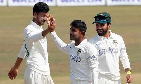 চট্টগ্রাম টেস্টে নাঈমের সঙ্গে সহকর্মীদের উল্লাস. Channel i News - চ্যানেল আই নিউজ