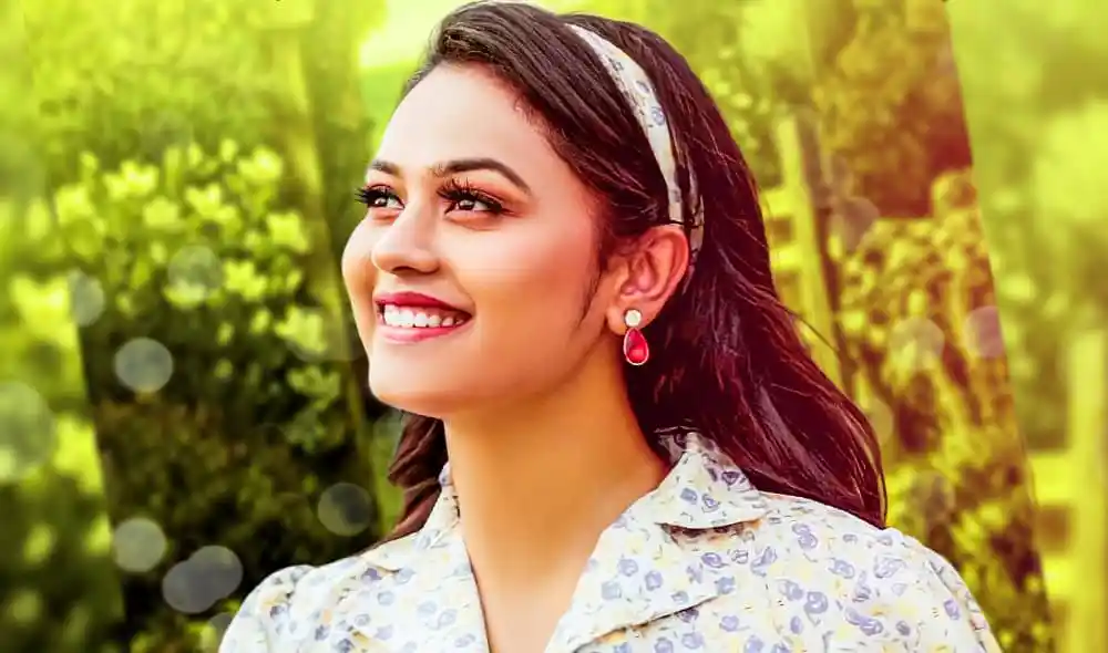 প্রাকৃতিক পরিবেশে হাস্যোজ্জ্বল তরুণী, সবুজ গাছপালা পটভূমিতে. Channel i News - চ্যানেল আই নিউজ